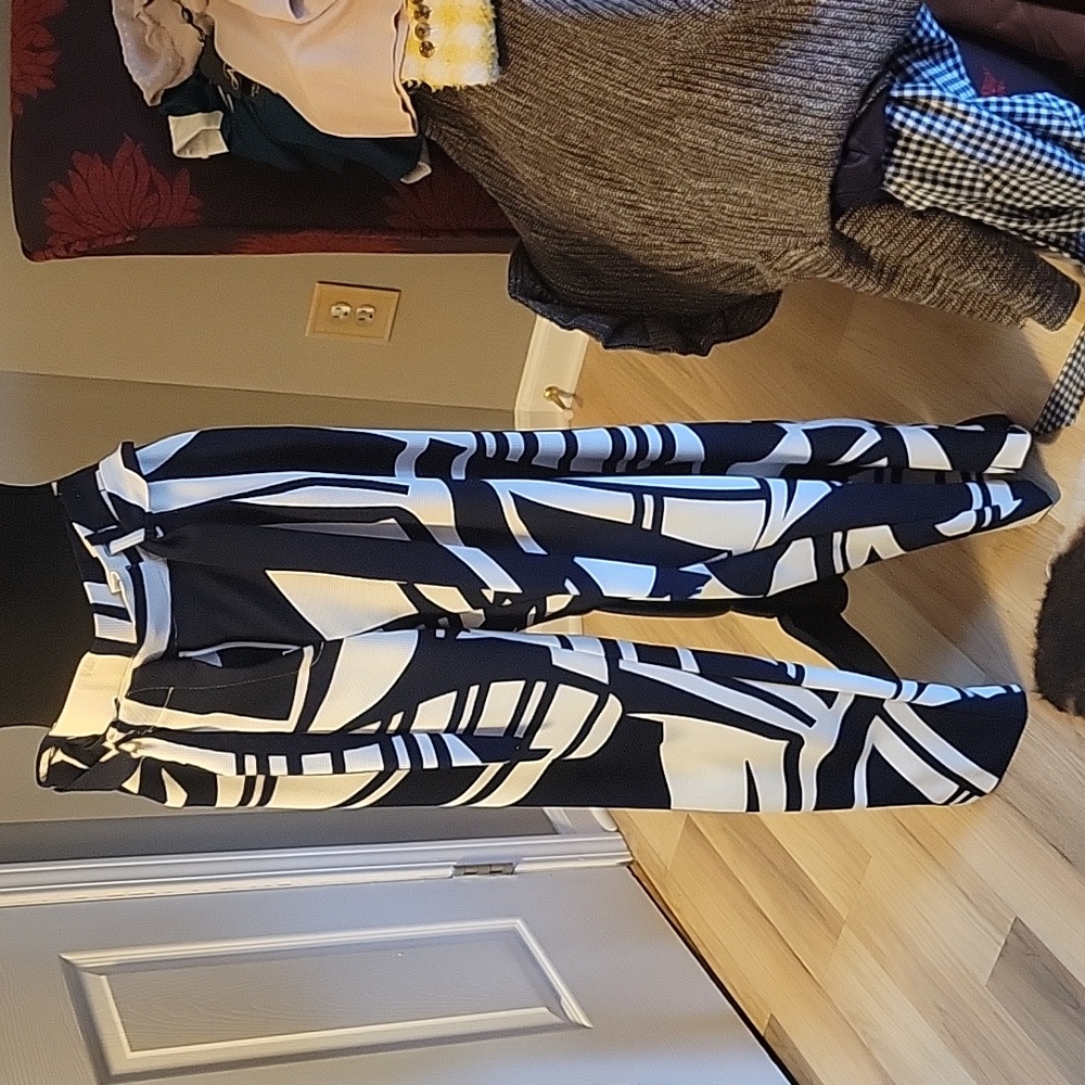 Chicos bold graphic wide leg pants size 0.